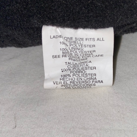 4 pairs of gloves and 2 hats. Used condition several different sizes - Picture 10 of 13